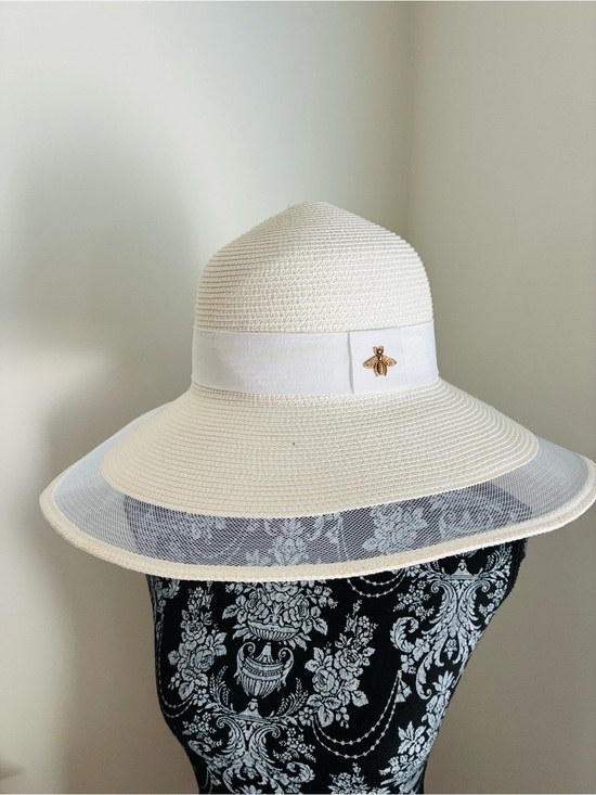 Accessories - Elegant Women's Cream Sun Hat with Bee Accent